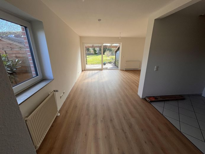 Kleinstadt-Idylle und Ostsee-Nähe zwischen HH und HL: Reihenendhaus – frisch modernisiert – Wohnzimmer mit Gartenblick