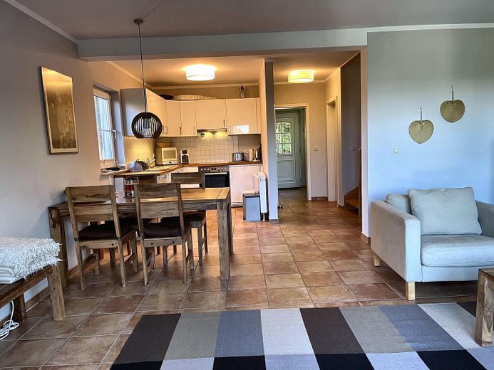 DHH-Juwel 90 qm mit Ostsee-Blick und Naturstrand – Wohnzimmer/Essbereich/Küche