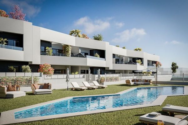 Obergeschoss-Wohnungen mit 2 Schlafzimmern, 2 Badezimmern, privater Dachterrasse und Gemeinschaftspool