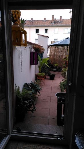 Großzügige Wohnung mit Hinterhof-Terrasse in Bahnhofsnähe – Blick durch die Terrassentür