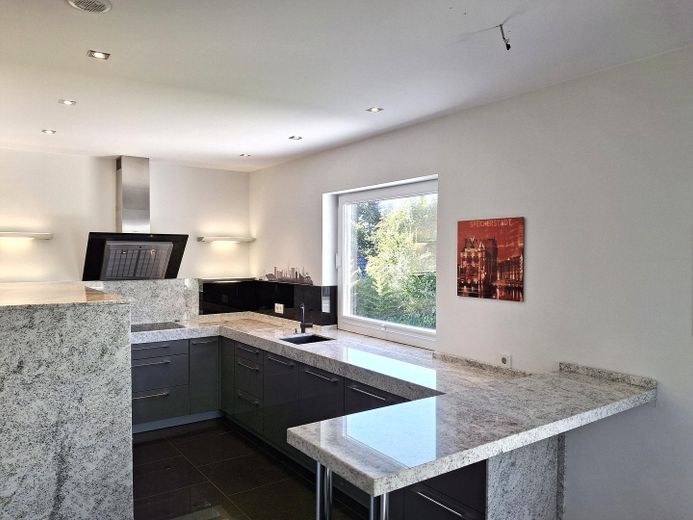 Exklusives Penthouse in Hamburg-Boberg, eigene Erdwärme, kein Hausgeld – Blick in die moderne Küche