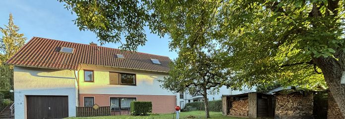 Hausansicht vom Garten im UG