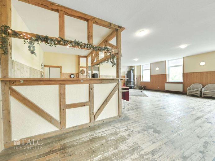 Gasthaus Düppel - Vielseitige Immobilie mit Appartments, Wohnungen und Panoramablick – Saal mit Theke