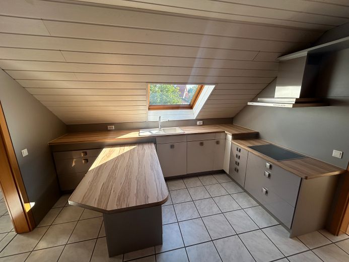 Appartement lumineux de 3,5 pièces sous les combles, 85 m², balcon exposé sud, cuisine équipée, place de stationnement – Wüstenrot – Küche