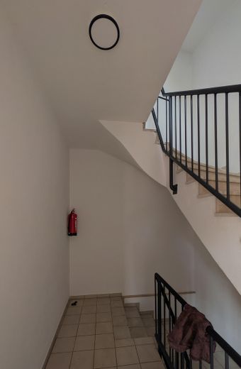 RENDITE > 7% mgl. o. Eigennutzung und Kapitalanlage kombiniert-MFH mit Ausbaupotenzial rd.350 m2 – Treppenhaus
