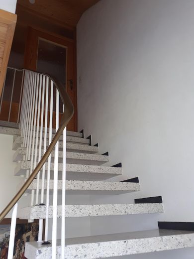 Gemütliche Dachgeschosswohnung 4 Zimmer mit Einbauküche in ruhiger Wohngegend – Treppe zur Wohnung