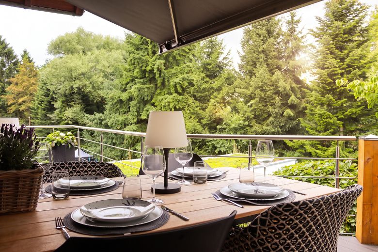 Architektur trifft Privatsphäre – besonderes Einfamilienhaus mit Pool, Sauna und Garten im Grünen – Balkon Essbereich Impression