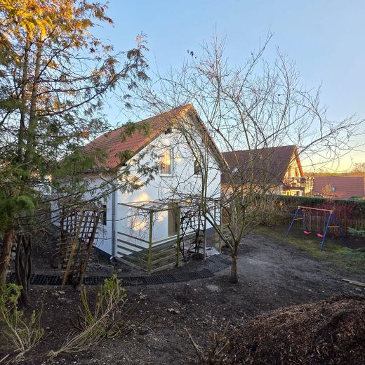 Hausansicht mit Garten