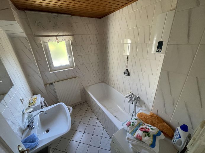 Wolnostojący dom jednorodzinny z garażem i ogrodem – Badezimmer EG