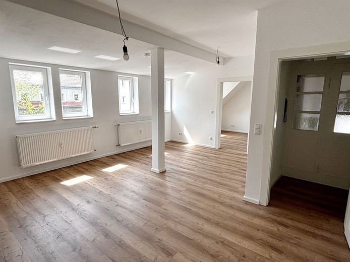 Erstbezug nach Sanierung: Helle 3-Zimmer-Wohnung mit Einbauküche &amp; Top-Dämmung - ideal für 1-2 Personen – helles Wohnzimmer