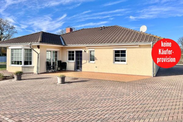 60 km to the Baltic Sea - 2 houses, solidly built as single-family houses in bungalow style, with fireplace, garages