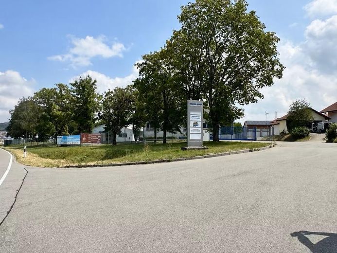 Ofis, üretim ve depolama alanına sahip ticari gayrimenkul – Zufahrt zum Gelände