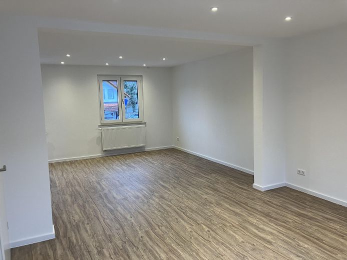 Zweitbezug nach Kernsanierung. Moderne & zentral gelegene 6-Zimmer Wohnung mit EBK – Helles Wohnzimmer