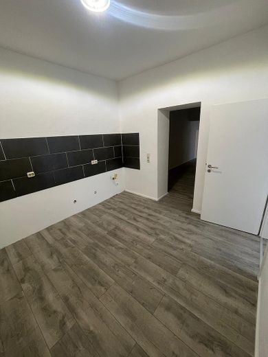 Wohn / Geschätshaus am Bahnhof/Fußgängerzone – Wohnung 1. OG (Saniert 12.25)
