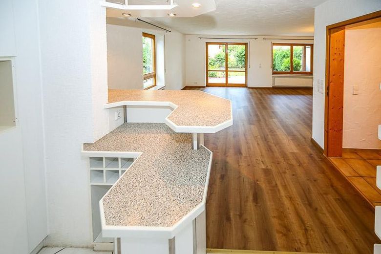 Senden‑Aufheim'de birinci sınıf konumda modernize edilmiş ikiz ev – 140 m² yaşam alanı + büyük ofis - komisyonsuz – Blick ins Wohnzimmer