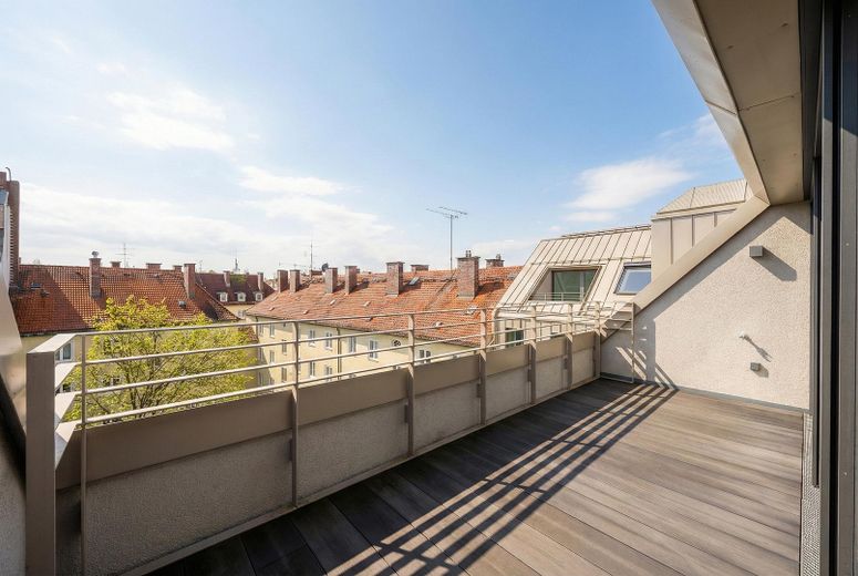Einzigartige Dachgeschosswohnung mit herrlicher Süd-Dachterrasse zum ruhigen und grünen Innenhof – Dachterrasse