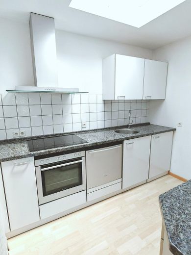 bezugsfreie und helle 3-Zi. Penthouse Wohnung in Schelmenholz – Einbauküche
