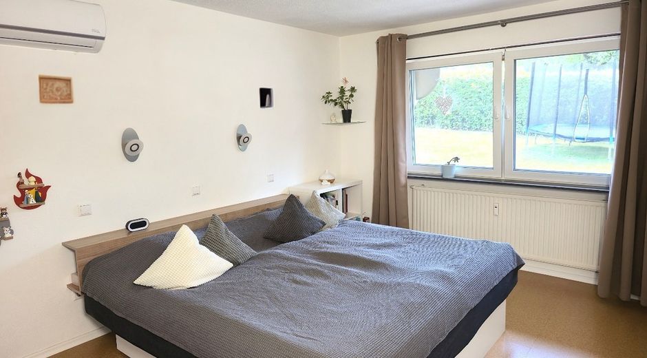 Zmodernizowany dom dwurodzinny z działką o powierzchni 1.219 m² · Klasa energetyczna A – Schlafzimmer EG