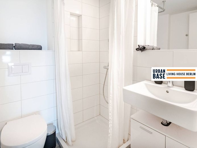 Modern living with URBAN BASE Berlin: Furnished student-room near HTW & Spree – Badezimmer