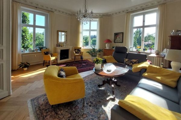 ¡Lista para entrar a vivir, pase y entre! Vivienda reformada de alta calidad en un edificio antiguo, con ascensor, estuco, parquet, balcón orientado al sur y mucho más.