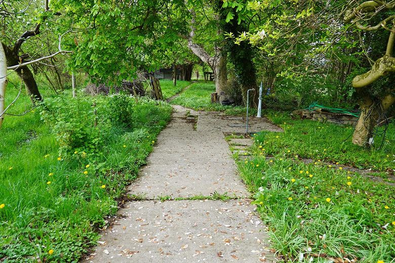 Doppelbungalow mit viel Land und Stallung – Weg hinters Haus