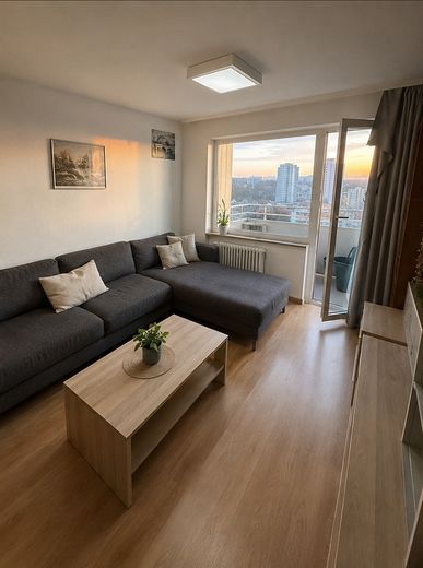 4 Zi-Wohnung mit Balkon und toller Aussicht+++Provisionsfrei +++ – Wohnzimmer (mit KI angepasst)
