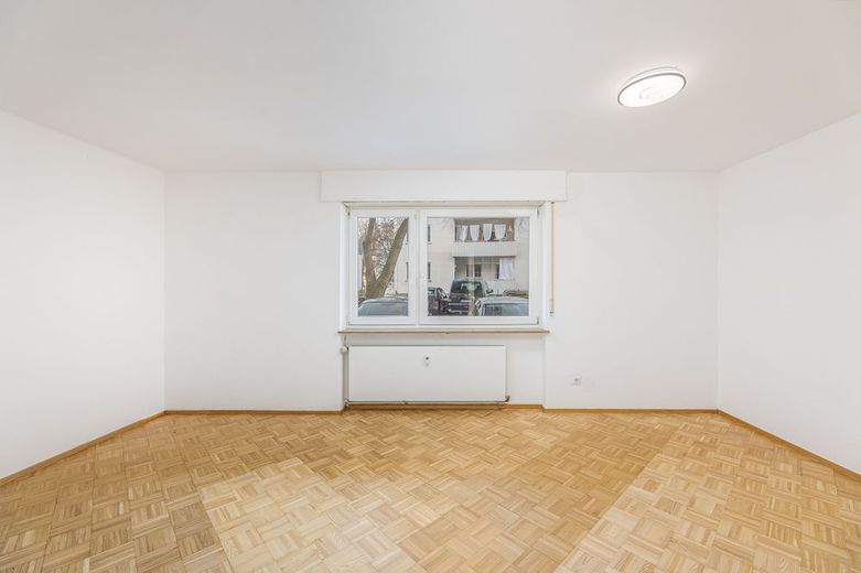 Attraktive Investmentchance: Frisch renoviert, bezugsfrei und  WG-geeignet in exzellenter Lage – Wohn- und Essbereich