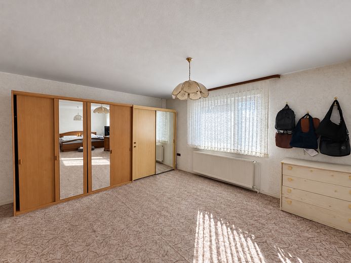 Two-family house with two garages and a large garden in Berka – Schlafzimmer / Ankleide OG
