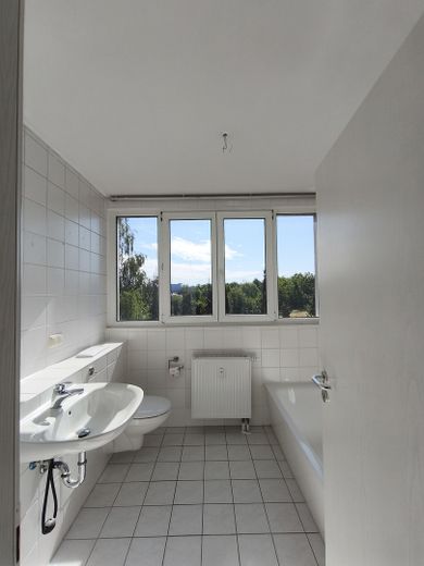 Schöne 3-Raumwohung in gepflegter Anlage – Bad mit Wanne