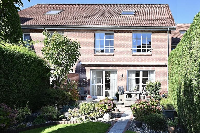 Blick vom Garten auf Terrasse 