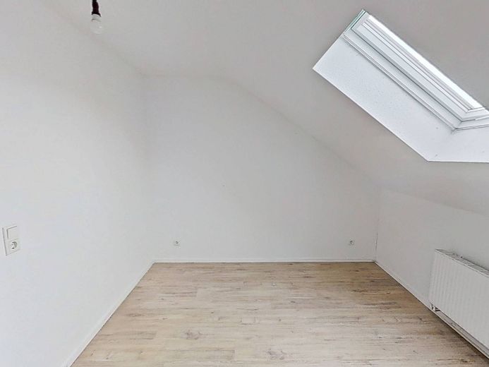 Luminoso appartamento di 2 locali all’ultimo piano con moderno bagno con luce naturale, a pochi passi dal centro città – Ansicht I: Schlafzimmer