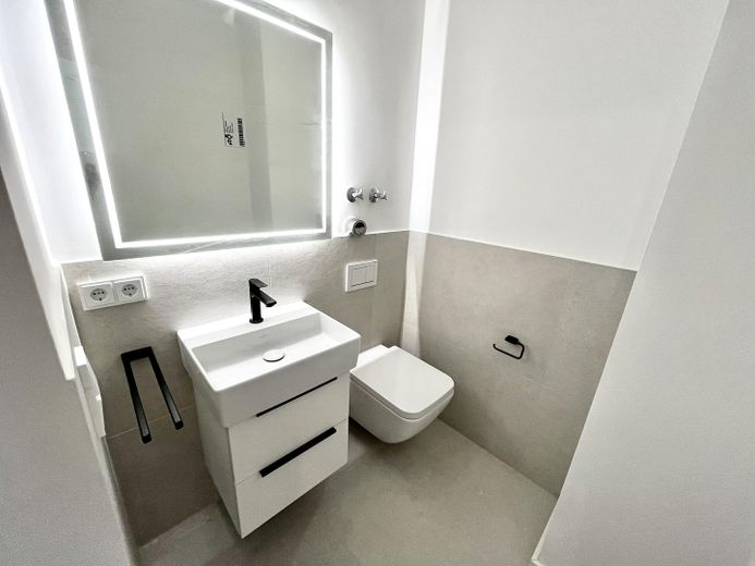 Top modernisierte, gut vermietete 4-Zimmer-Wohnung mit großem Balkon und Parkplatz – WC
