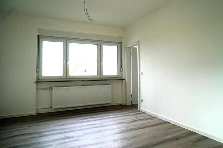 Erstbezug nach Sanierung: Modernes Wohnglück am Sonnenberg mit Weitblick &amp; Home-Office. – Esszimmer, Tür zur Küche