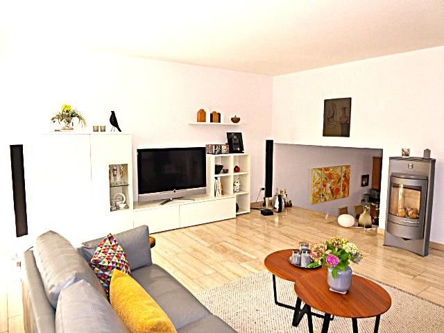 Skrajny dom szeregowy w architekturze split-level, wszystko oprócz zwyczajności! – Wohnen mit Kaminofen