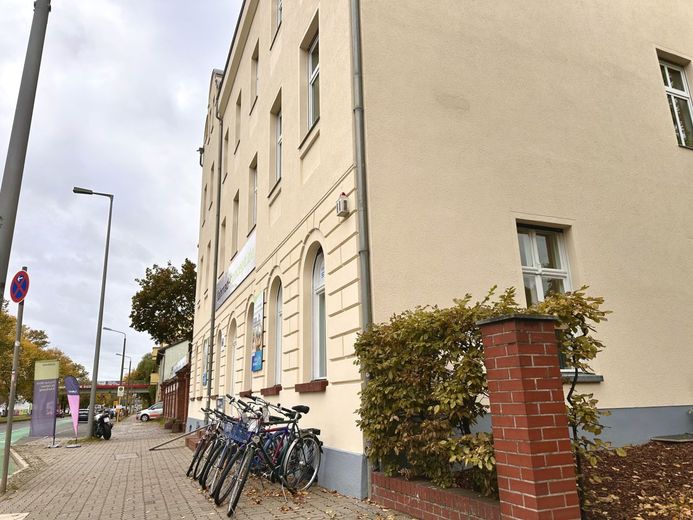 Investieren mit Weitblick: Vollvermietetes Wohn- und Geschäftshaus in Bestlage von Berlin-Biesdorf – Seitenansicht