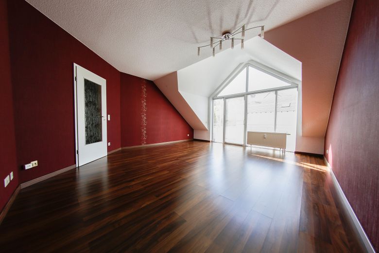 Viel Platz, viel Grün, kein Stress: Ihr neues Zuhause am Waldrand – Wohnzimmer mit Balkon