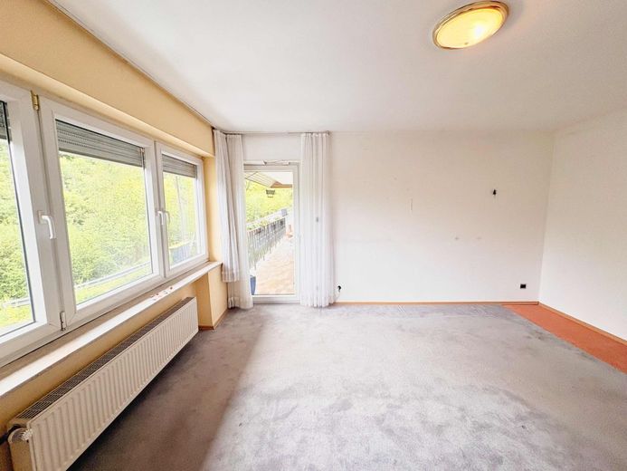 CITYHOUSE: Großzügiges Zweifamilienhaus mit Ausbaupotenzial, Garten &amp; 3 Garagen – Schlafzimmer mit Balkonzugang