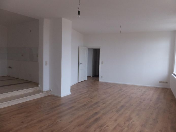 Großzügiger Altbaucharme in zentraler Lage – 4‑Raum‑Wohnung mit besonderem Grundriss – Großes Wohnzimmer