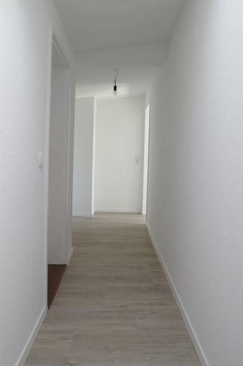 Stilvolle ruhige 3-Zi-Dachgeschosswohnung – eigene Etage, Dachbalken & Gartenmitnutzung – Flur