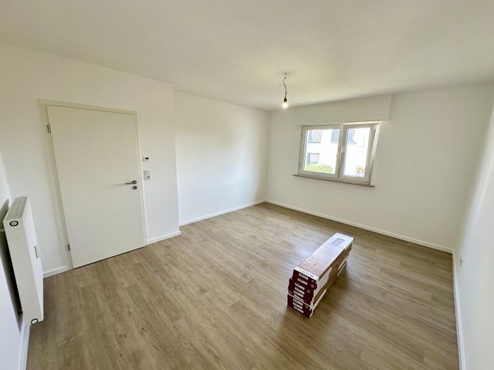 Hochwertig sanierte 4-Zimmer-Maisonette | 110 m² | 2 Bäder | Balkon | ruhige Lage an den Mainwiesen – Schlafzimmer OG