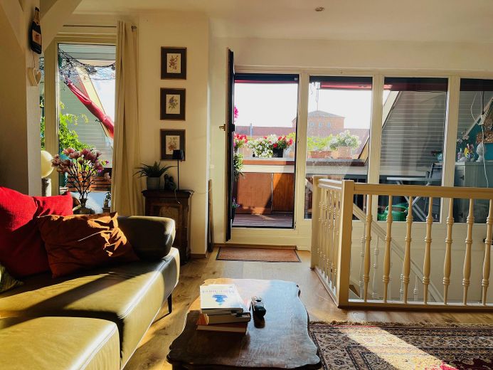 3-Zimmer-Maisonette mit Süd-West-Loggia & Blick über Nürnberg – Wohnzimmer mit Zugang zur Süd-