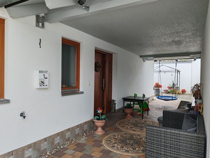 Wunderschönes Einfamilienhaus mit Galerie – Eingangsbereich außen