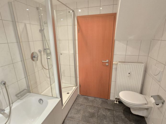 Moderne 4-5 Zimmer-Maisonette-Whng. in Filderstadt-Plattenhardt – Bad 2