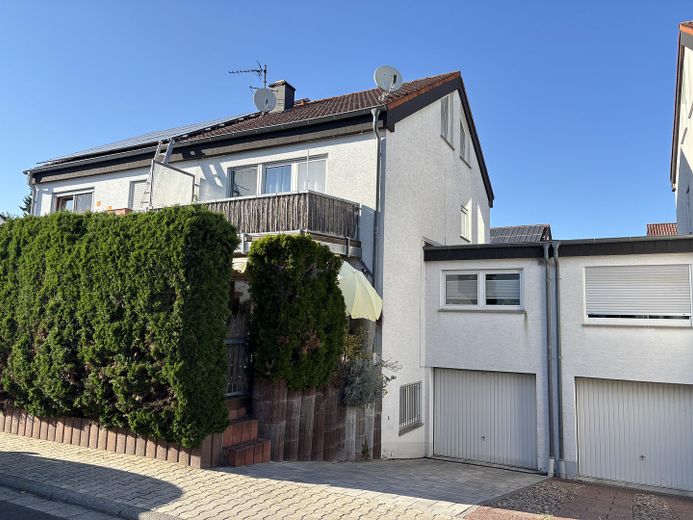 Ruhig wohnen in Feldrandlage: Doppelhaushälfte 5 Zi, 140 qm, Garage – Terrasse, Balkon + Garage
