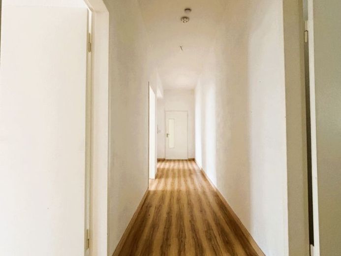 Zentrale 3 ZKB Wohnung in Saarbrücken im 1.Obergeschoss mit Aufzug. – Foto 1