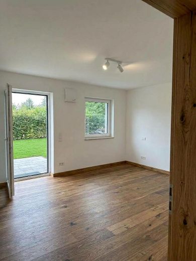 Просторная квартира площадью 136 м² на первом этаже с собственным садом – Schlafzimmer mit Gartenzugang