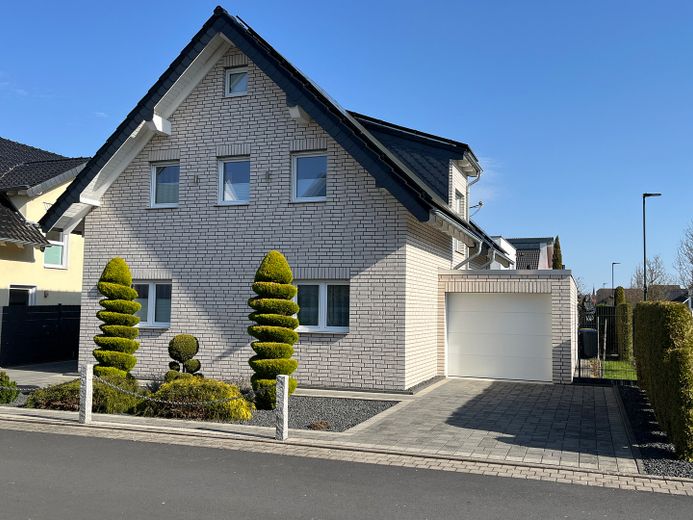 Privatverkauf - Einfamilienhaus mit Wintergarten, PV-Anlage & zwei Garagen in Kerpen-Sindorf – Haus + zweite Garage