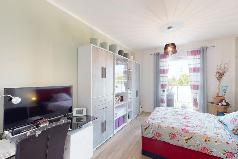 Wyjątkowy czteropokojowy apartament typu penthouse z windą i tarasem we Frankfurcie nad Menem – Schlafzimmer