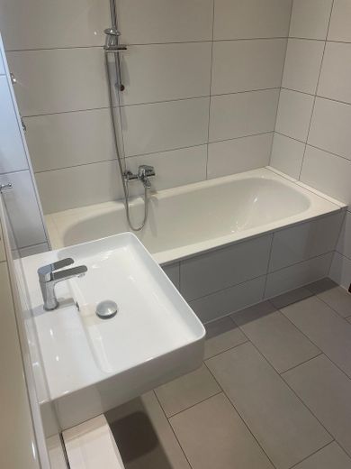 Helle 3,5-Zimmerwohnung mit komplett saniertem Badewannebad mit Fenster und sonnigem SÜD-WEST-Balkon – Badezimmer