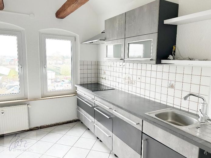 ***VIEL PLATZ &amp; BESONDERER WOHNCHARAKTER - 6-ZIMMER-MAISONETTE MIT KAMIN*** ab demnächst zu vermieten – Küche mit Einbauküche - untere Wohnebene